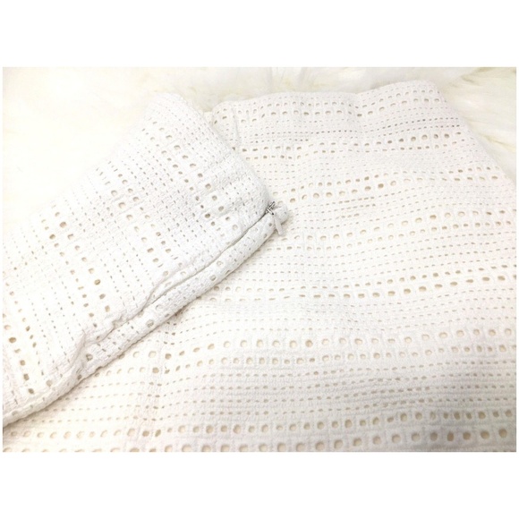 WHITE EYELET LACE MINI SKIRT - Picture 6 of 7